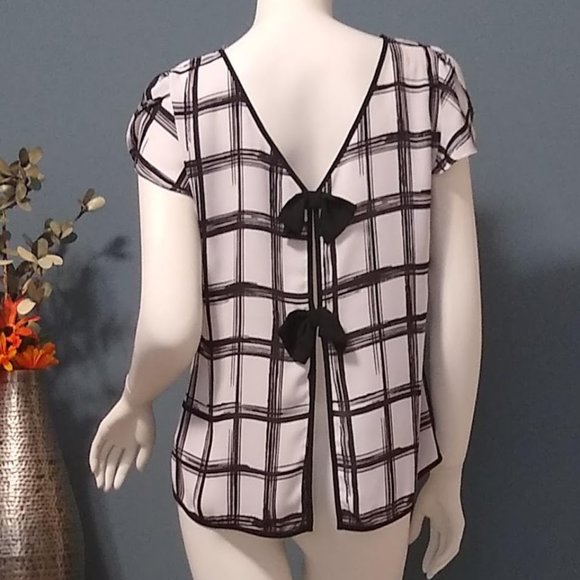 Heart Soul White Top Short Sleeve Round Neck Back Cut Out Bows Size Small - Picture 4 of 6